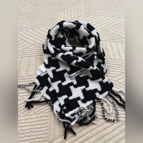 Acne Studios houndstooth-pattern knitted scarf - Picture 2 of 8